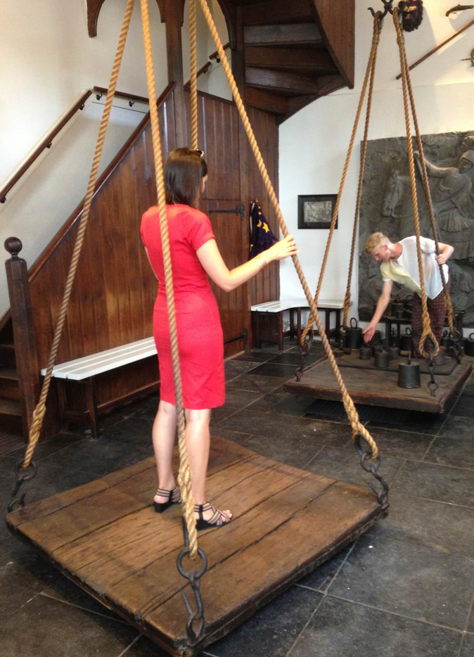 Пыточный аппарат для растяжки. Дыба подвес орудие пыток. Дыба ложе орудие пыток. Дыбы для растяжки позвоночника. Дыба видео.