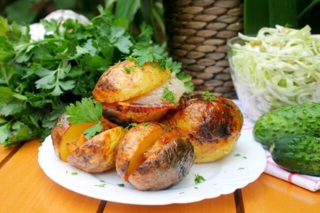 Картофель с беконом, грибами и помидорами на мангале