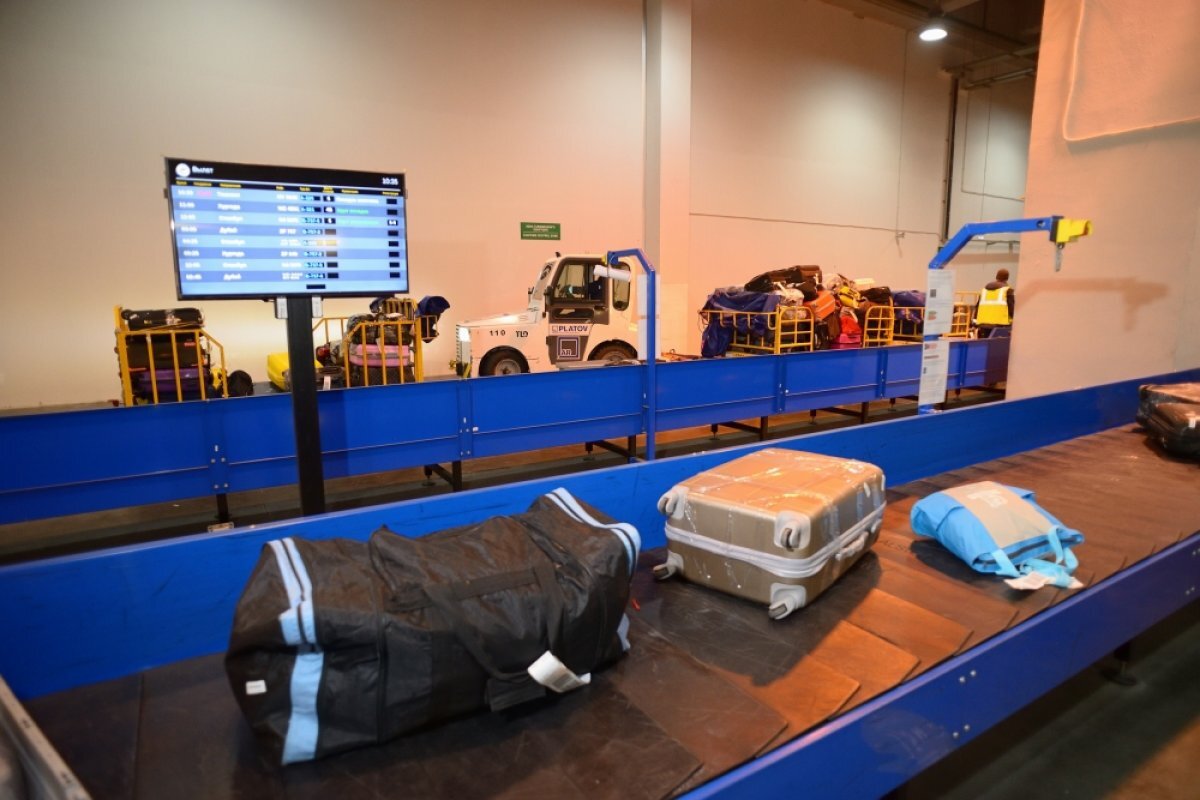    Работница аэропорта Манилы проглотила 300 долларов, украденные у пассажира