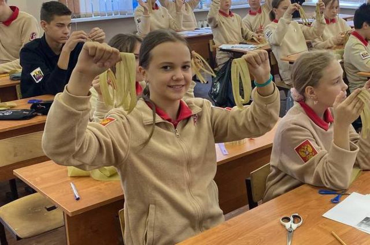    В Хабаровске юнармейцы школы №80 учились плести сети для бойцов СВО