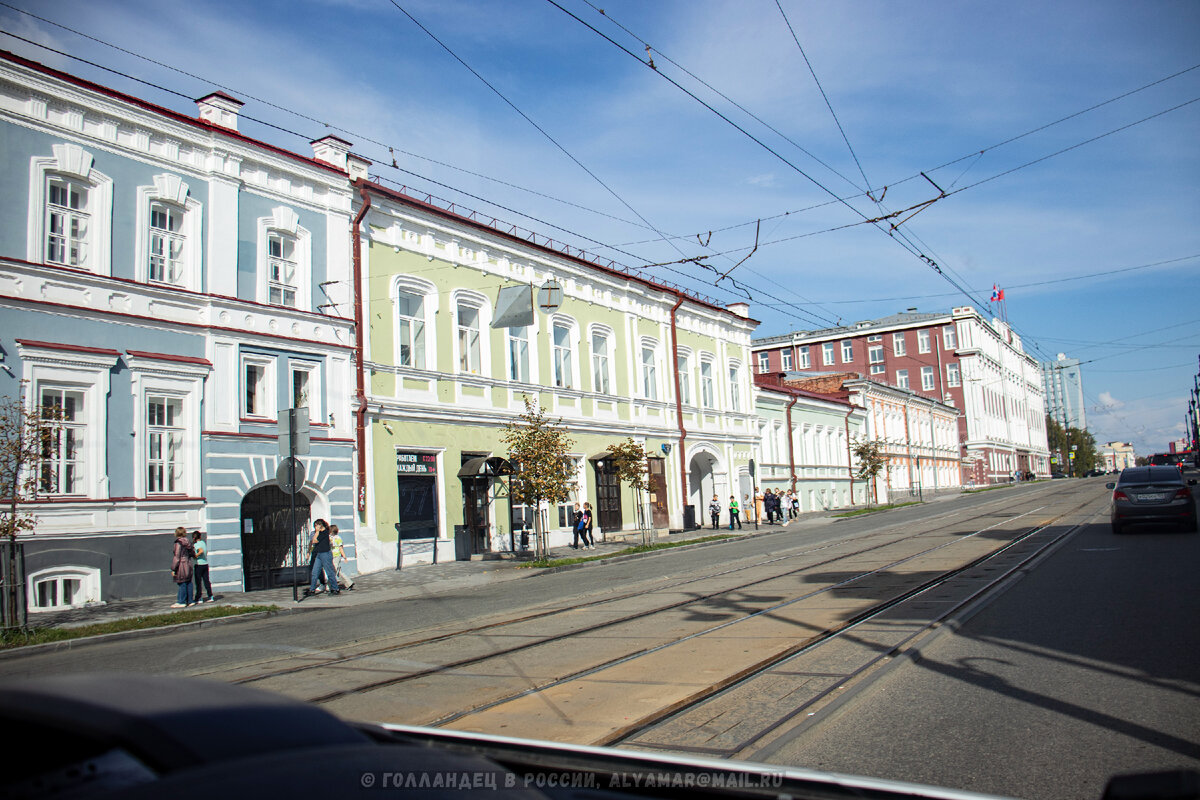 Центр Перми. Мне напомнил Рыбинск немного, только в Рыбинске троллейбусы вместо трамвая. Фото: из личного архива
