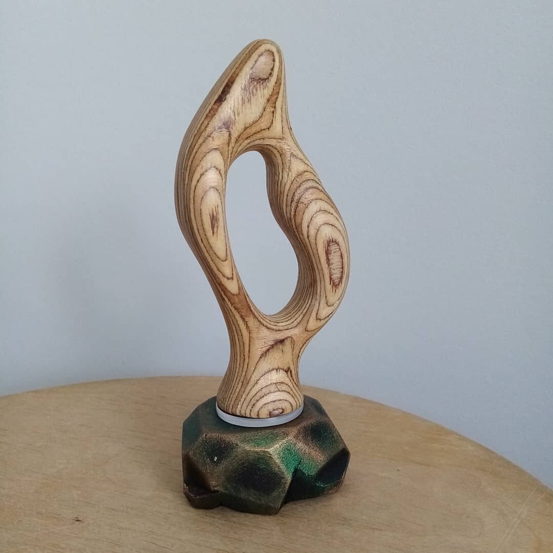 Изготовлено из утолщённой фанеры. Получается очень замысловатый рисунок.