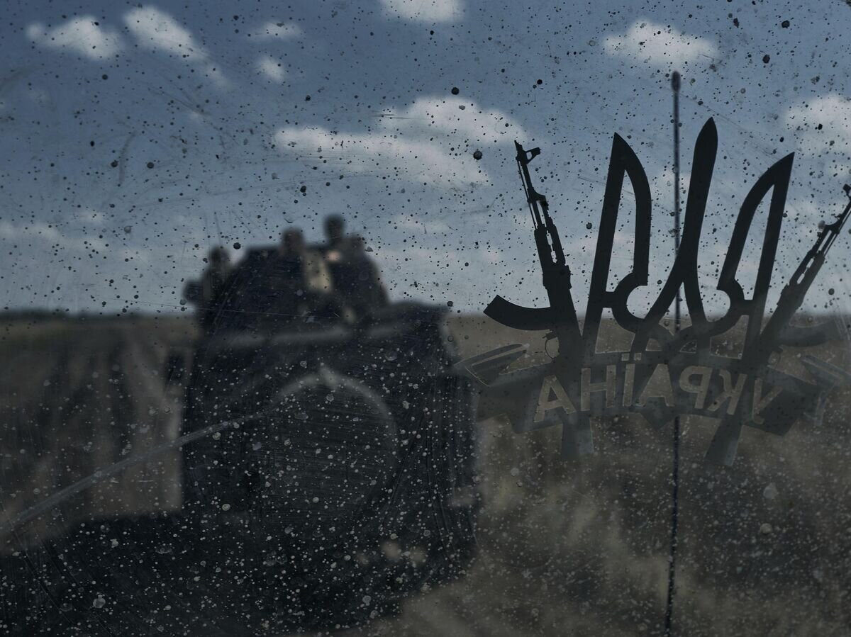 Украинские военнослужащие на бронеавтомобиле© AP Photo / LIBKOS