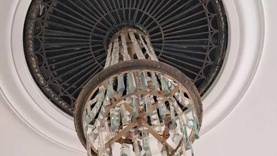     Систему освещения, отвечающую современным стандартам, смонтировали специалисты в волгоградском Доме детства — бывшем кинотеатре «Победа». На свои места возвращены и оригинальные люстры, по информации регионального комитета строительства.