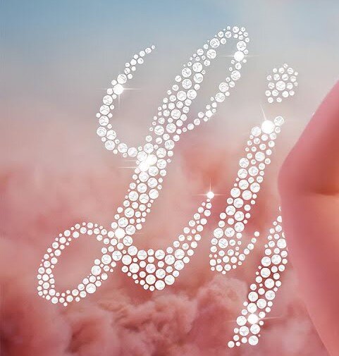 1. Бриллиантовый шрифт с эффектом, модификация - италик, раскладка - латиница, конечно же. Причём каждая буква - заглавная (Lipsi Ha). 