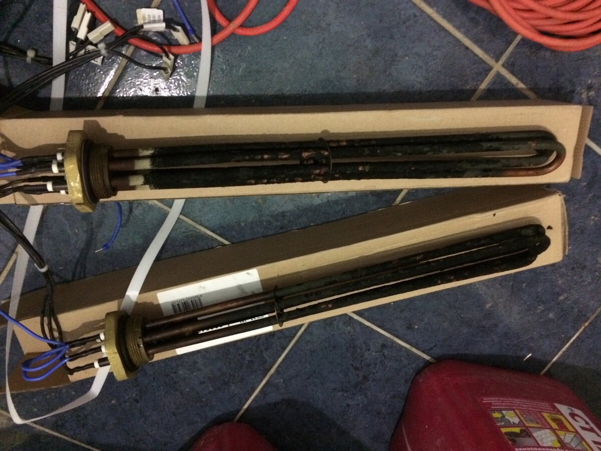 На фото тэны с пригарами от электрического котла за год использования антифриза (справедливости ради стоит уточнить, что антифриз был дешевым). 