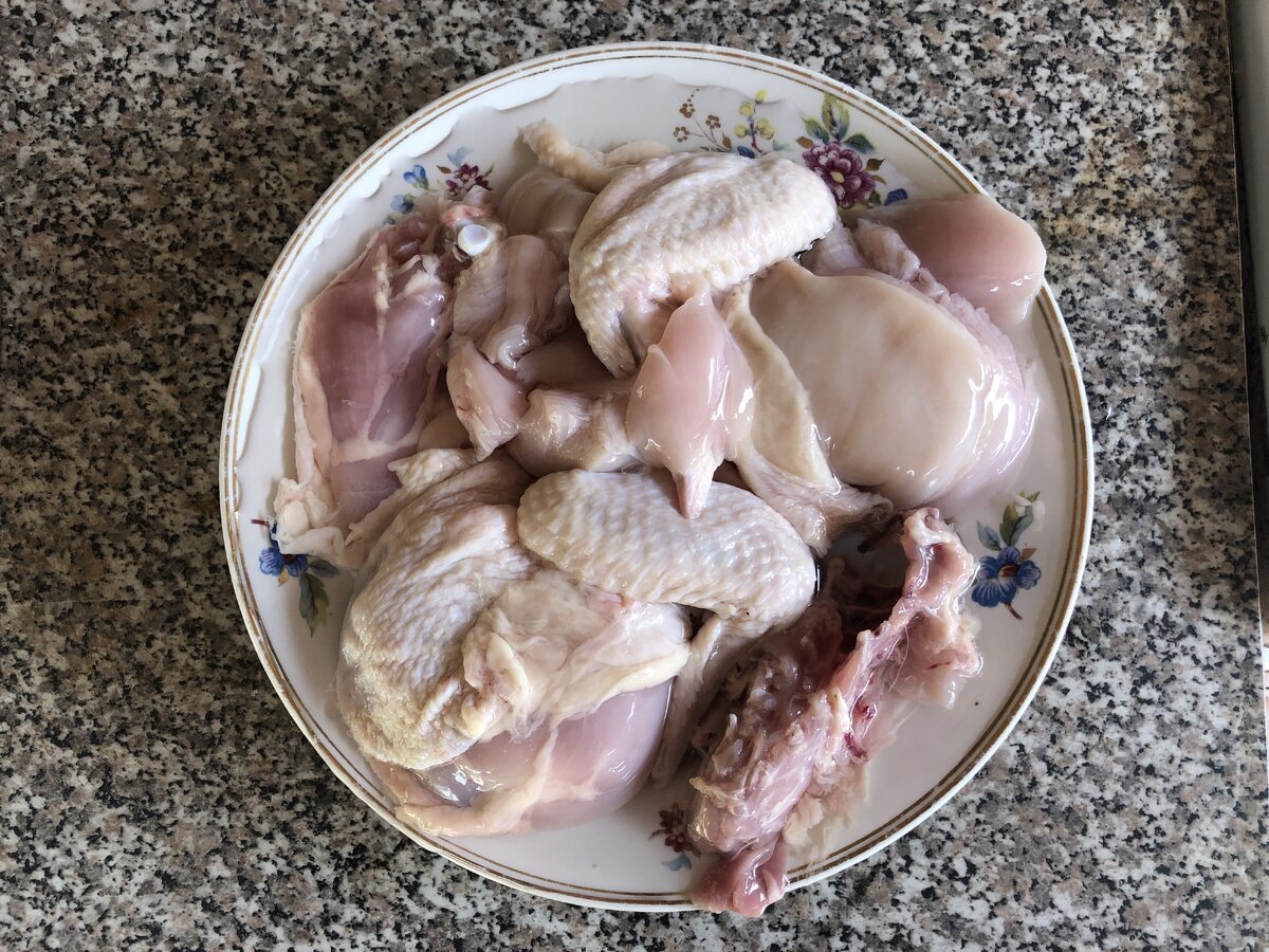 Разрезал курицу.