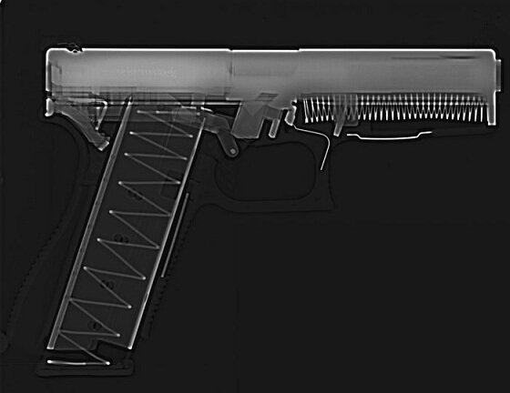 пистолет Glock 17 на рентгеновском снимке.