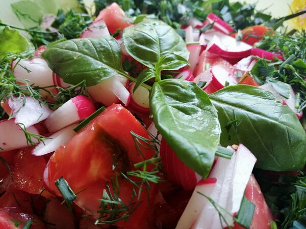 Процесс смешивания салата