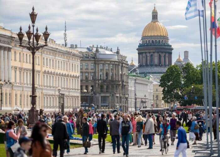 Туристы в Санкт Санкт Петербурге