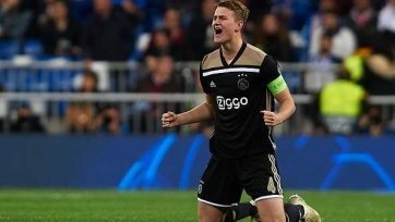 Фото: EurosportКак сообщает Sky Sport Italia, «Ювентус» согласовал контракт с де Лигтом. Нидерландский игрок будет зарабатывать в Турине 8 млн евро в год плюс различные бонусы, что приближает его к требованием в размере 12 млн евро за сезон.
