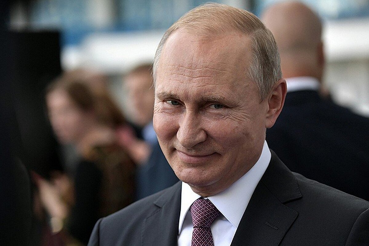 Путин 1-го сентября приезжает в школу. Заходит в первый попавшийся класс, общается с учениками и они задают вопросы ...