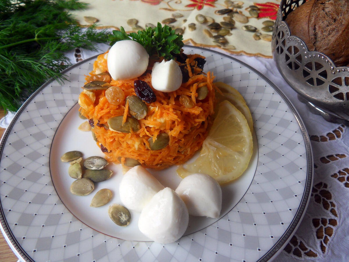 Витаминный салат из моркови с изюмом, моцареллой и тыквенными семечками - пошаговый рецепт с фото.
