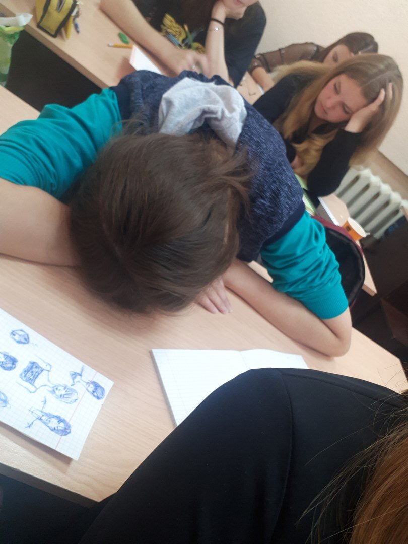 Если я не ошибаюсь, то это 1 курс, 2 неделя тюрьмы под названием "учеба". Человек, как видите,даже рисовать пытался, но не выдержал и заснул. Интересно, есть ли у кого-нибудь фотка, где сплю я?...