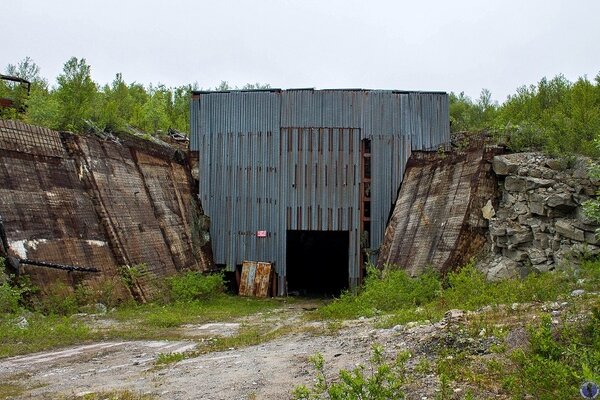 Огромный недостроенный командный пункт в горе за полярным кругом