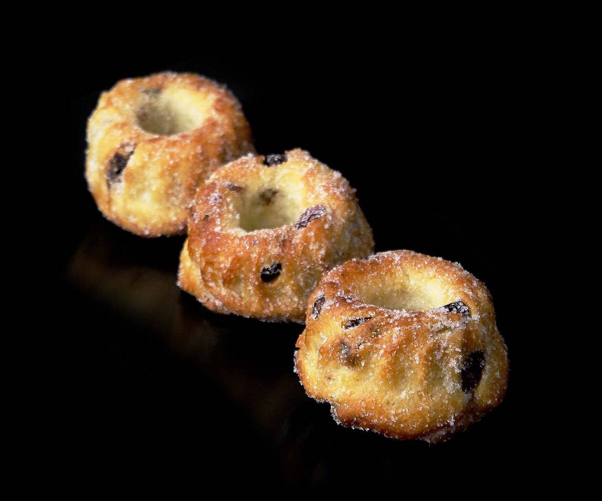 Традиционная австрийская выпечка, пропитанная сахарным сиропом с коньком, большим количеством сухофруктов и невероятно нежным мякишем.