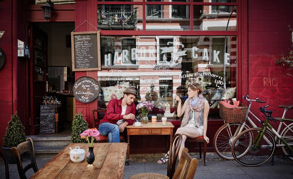 увеличить фотоТерраса кафетерия в районе Санкт-Паули в Гамбурге. ALAMY