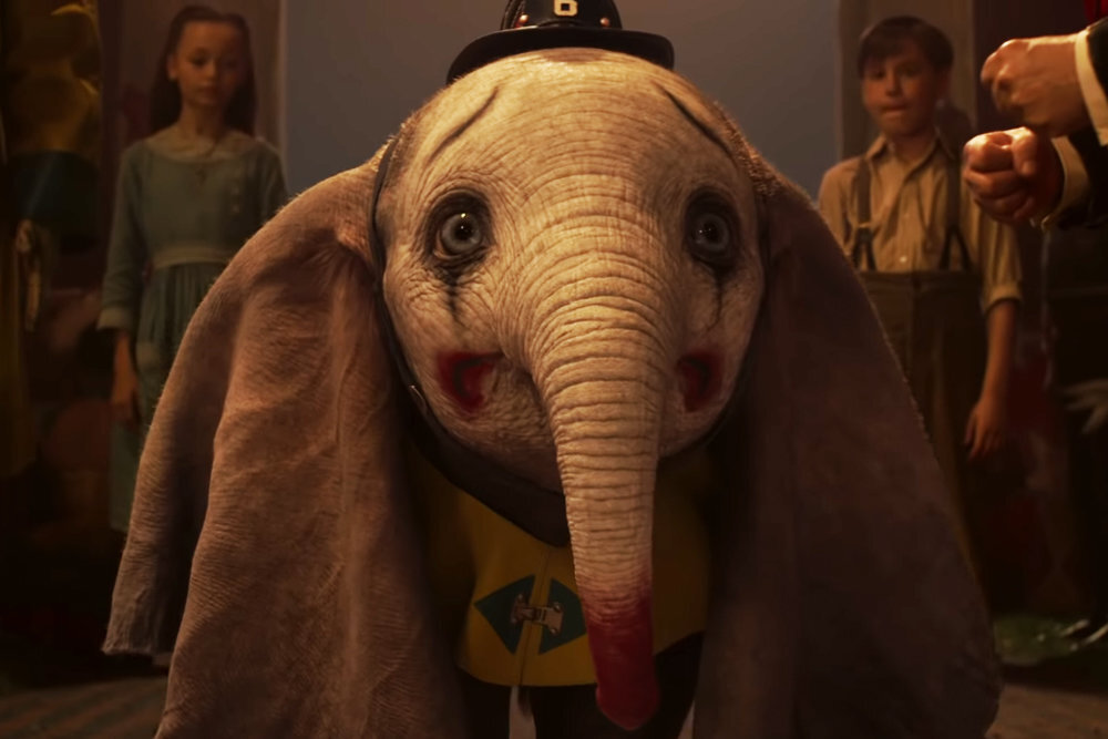 Кадр из киноадаптации Дамбо