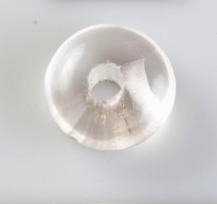 Пуговица. XII в. Хрусталь горный. Из собрания Новгородского государственного объединённого музея-заповедника