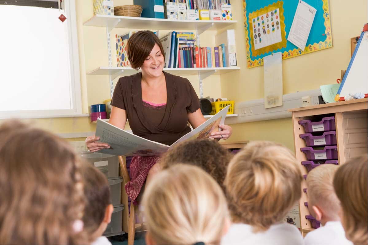 The teacher is reading. Учитель читает школьникам. Учитель читает книгу. Учитель читает с учеником. Учитель читает детям