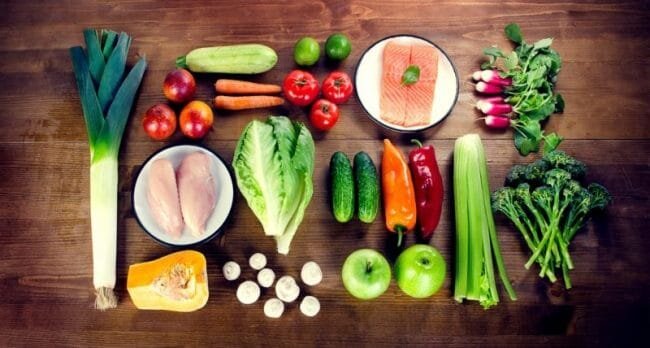 Большинство диетологов считает, что лучшей программой по снижению веса хорошо сбалансированная диета по калорийности и по питательным веществам, нужным организму каждый день. Ориентируясь на общую калорийность дневного рациона, даже можно есть то, нравится, похудеть и держать вес в норме.