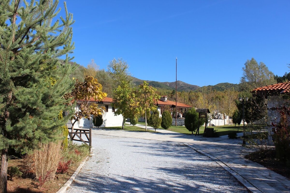 Кроме гостиницы и ресторана, в комплексе есть отдельные домики