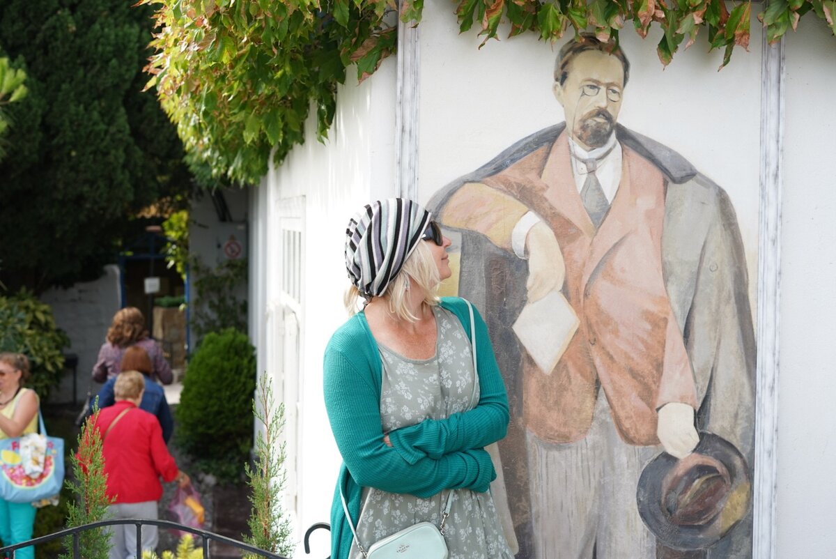 На даче А. П. Чехова в Гурзуфе. Сентябрь 2019 г.  "Что скажете, Антон Павлович, жениться-то будем?"