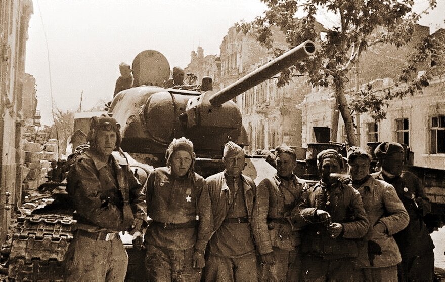 Танкисты 257-го танкового полка в Севастополе 