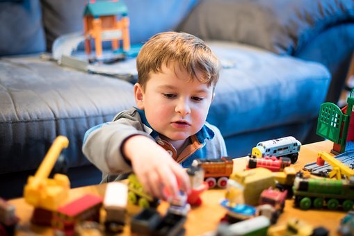 https://cdn.pixabay.com/photo/2017/06/23/18/50/thomas-and-friends-2435542__340.jpg