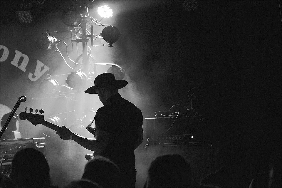 die Quelle: https://pixabay.com/ru/photos/%D0%B1%D0%B0%D1%81%D0%B8%D1%81%D1%82-%D0%B8%D1%81%D0%BF%D0%BE%D0%BB%D0%BD%D0%B8%D1%82%D0%B5%D0%BB%D1%8C-%D0%B3%D1%80%D1%83%D0%BF%D0%BF%D0%B0-2530546/