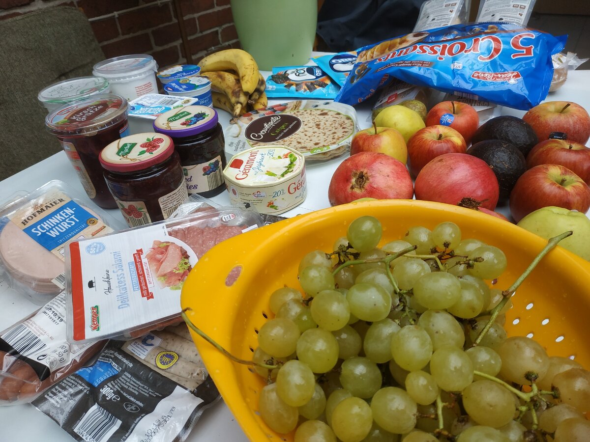 Фрукты, колбасы, варенье