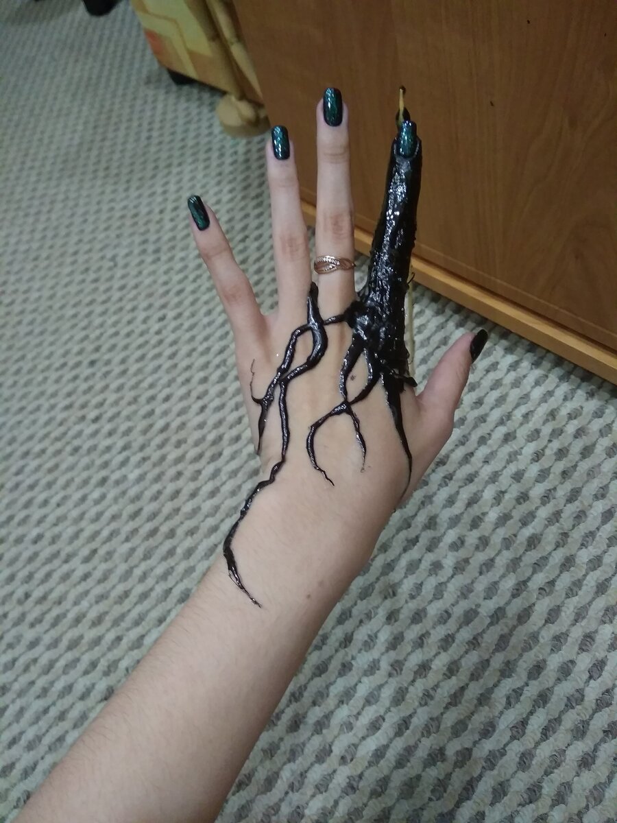 Хорошо держится на коже, не трескается при сгибании