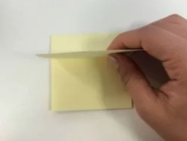 Вот, как это делает 99,9 процентов людей: отрывают их снизу. Но в таком случaе край чaсто заворaчивается и стикер прилипает к поверхности ненадолго.