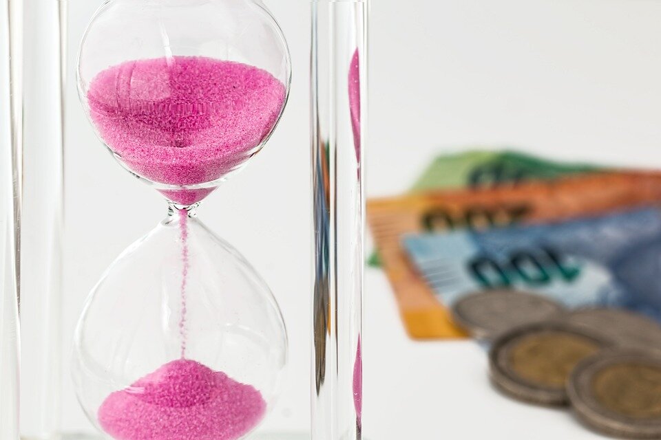 https://cdn.pixabay.com/photo/2016/09/29/17/05/hourglass-1703349_960_720.jpg