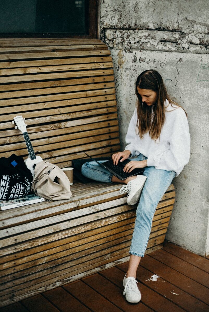 а вот так можно. главное ноут и интернет  https://www.pexels.com/ru-ru/photo/mac-macbook-2773538/ 