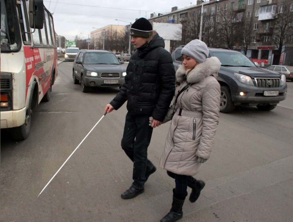 Понять слепого человека. Слабовидящие люди. Инвалиды по зрению. Слепой пешеход с белой тростью. Незрячие инвалиды.