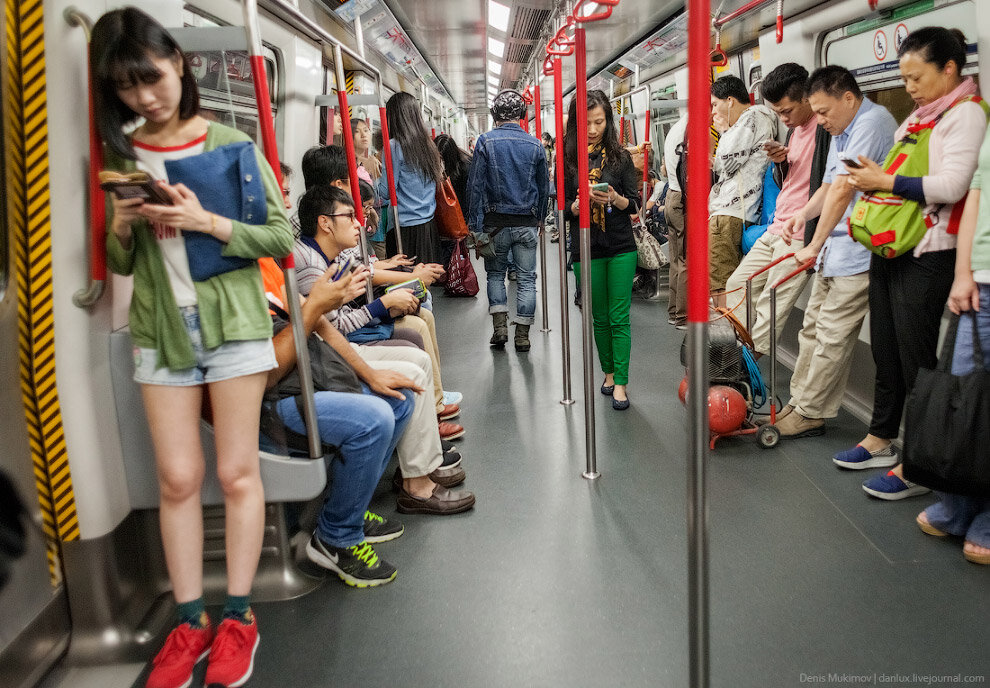 Сколько человек сидит в телефоне. Люди с телефонами в метро. Человек в транспорте и смартфон. Люди со смартфонами в метро. Люди в метро сидят в телефонах.