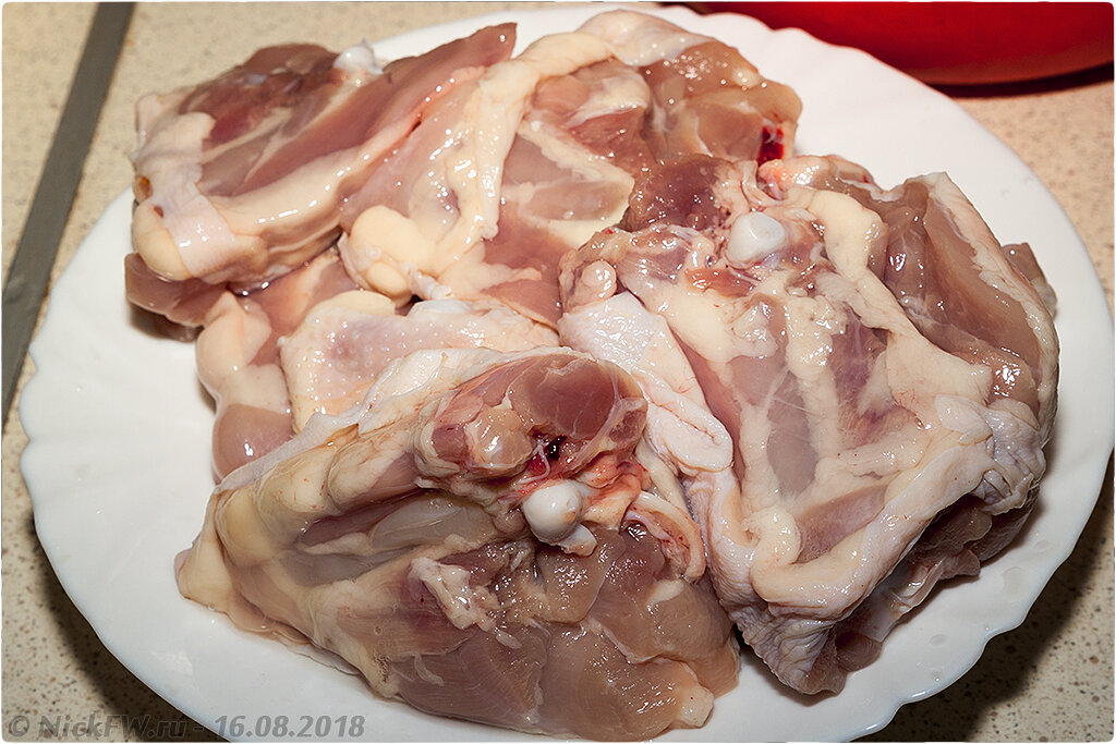 2. Куриные бёдра с картошкой в духовке - © NickFW.ru