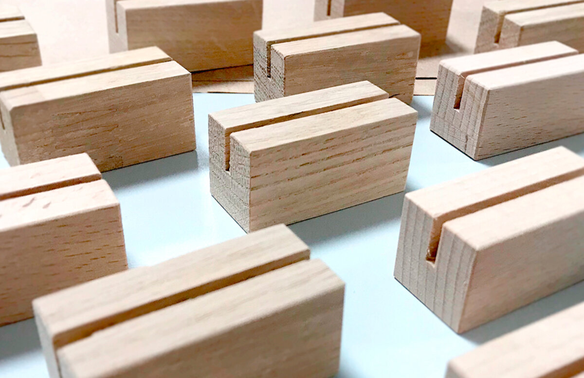 Грифельные ценники. Таблички для ценников. Держатель для ценников из дерева. Ценникодержатель деревянный. Подставки для ценников деревянные.