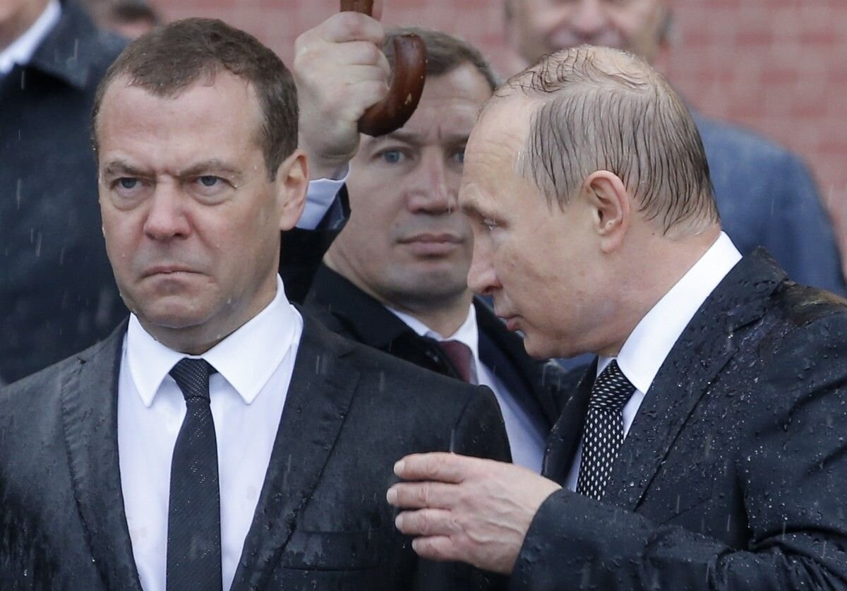 г-н Медведев и г-н Путин. Как им трудно на работе. яндекс картинки