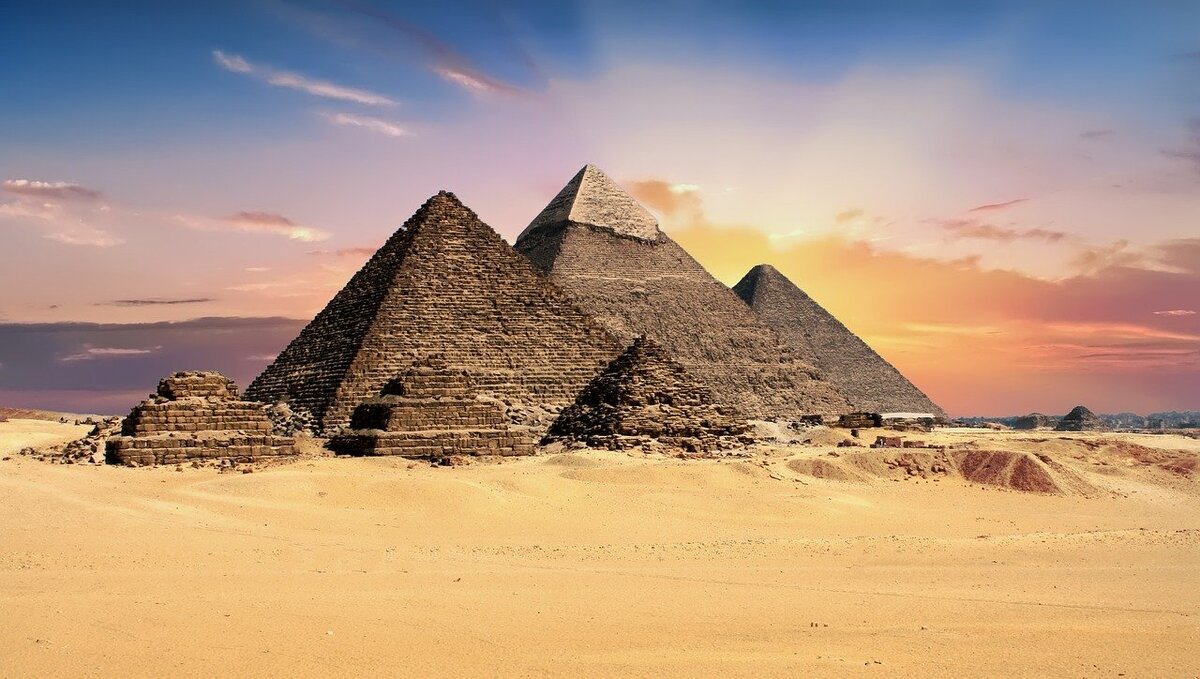 https://cdn.pixabay.com/photo/2017/03/20/14/33/pyramids-2159286_1280.jpg