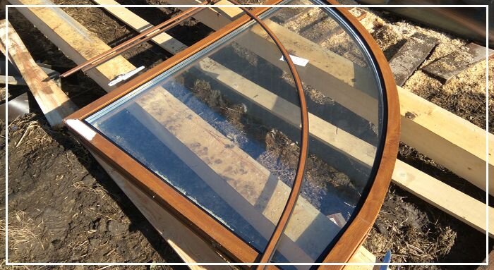 Стеклопакет перед извлечением для снятия размеров по шаблону