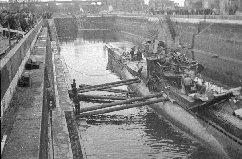 А заводчан то сколько набежало смотреть на битого врага.