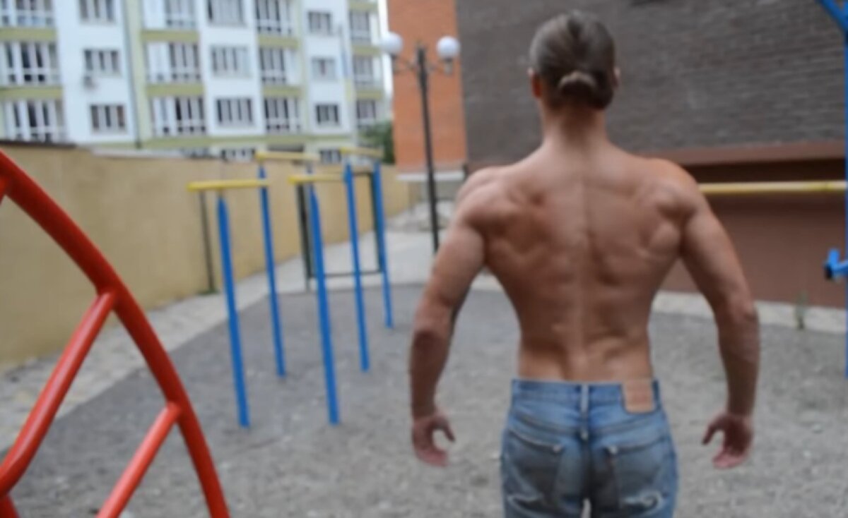 Сначала накачай  такую спину на турнике а потом бери штангу