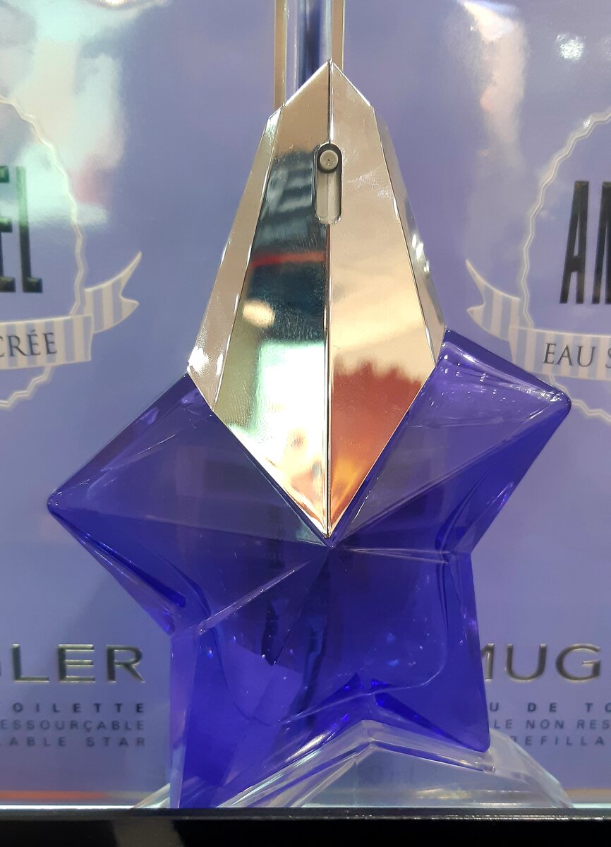 Angel Eau Sucree, как раз один из фланкеров - по форме точно повторяет оригинальный флакон, но мой был голубого оттенка