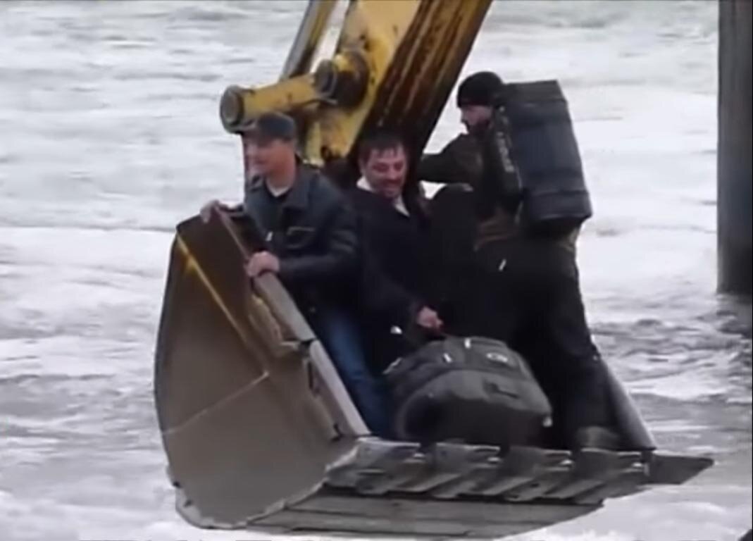 Переправа в ковше экскаватора