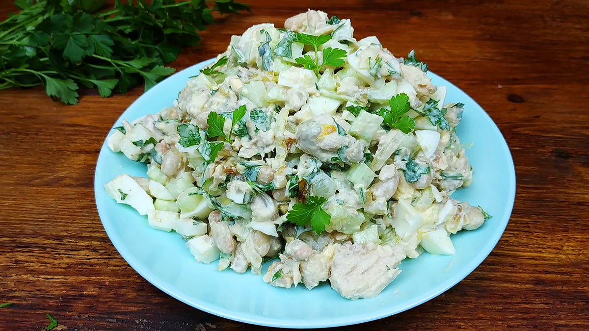 салат с фасолью и Горбушей