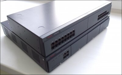 Итак, на стол мне пал IP Office 500. Приятная железяка, похожая на коммутатор.
