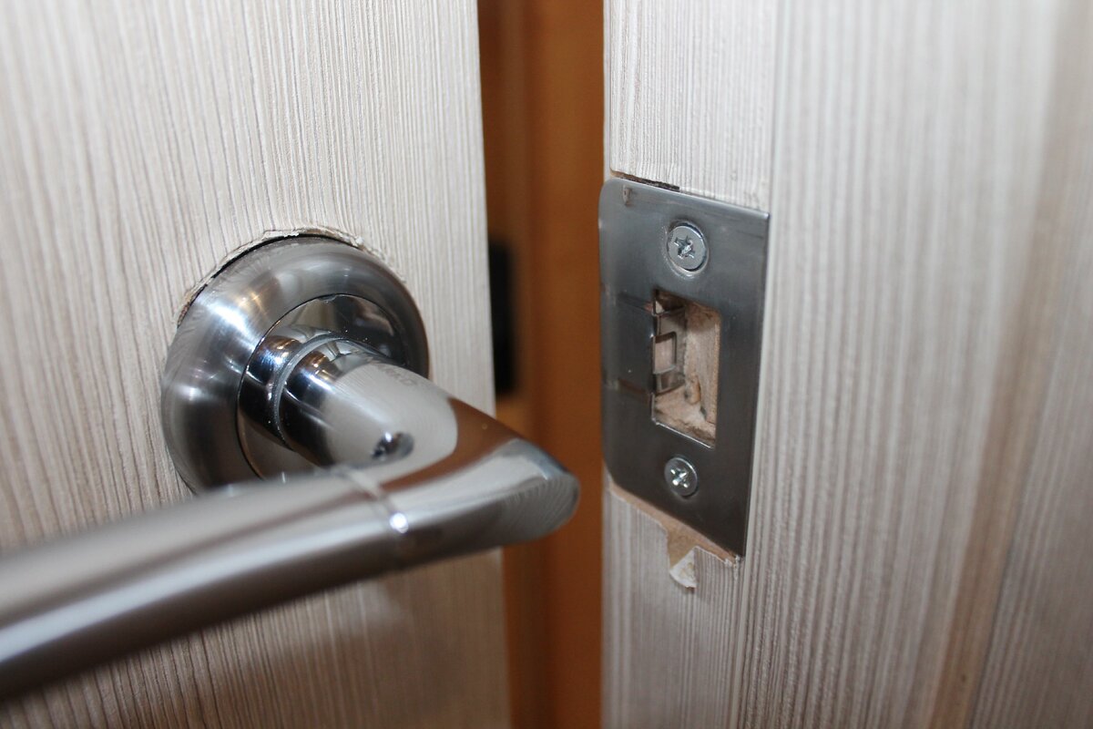 некачественные двери. крепление межкомнатных дверей. двери царга врезка замков. некачественная установка двери. некачественные двери.