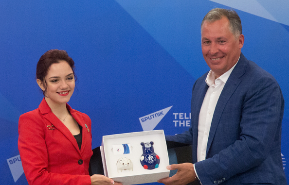 Евгения Медведева и Станислав Поздняков на пресс-конференции при объявлении Евгении послом на Олимпиаде 2020